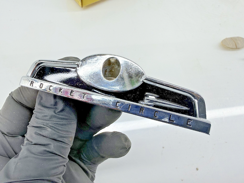 NOS OEM GM 1954 - 1957 Oldsmobile Rocket Circle Emblem 983421 C49-33