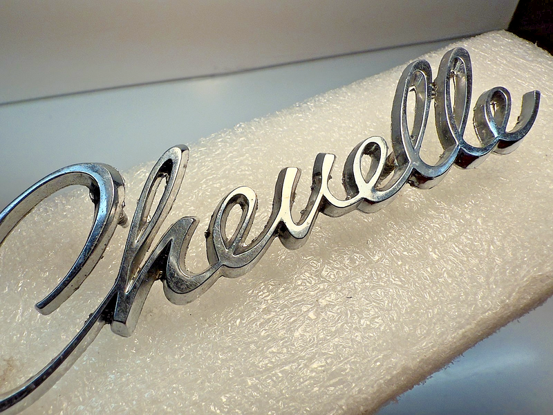VINTAGE 1968 CHEVY CHEVELLE REAR DECK EMBLEM SCRIPT 7740129 GM B32-44
