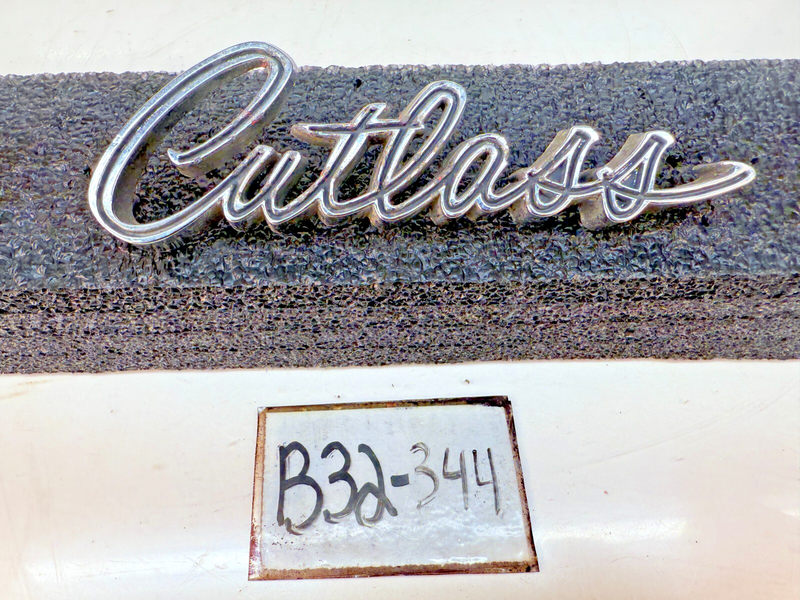 OEM 1968 1969 OLDSMOBILE CUTLASS S 442 GM FENDER SCRIPT EMBLEM 399503 B32-344