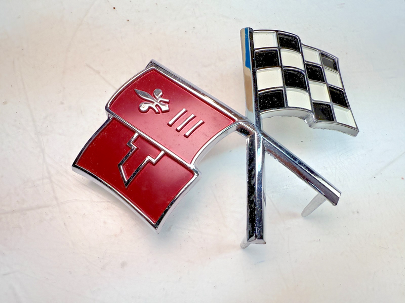 NOS 1965 1966 C2 Corvette Cross Flag Front End Panel Emblem GM 3872929 B81-28