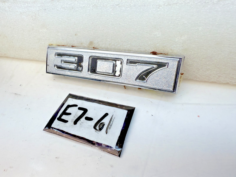 OEM 1970 - 1971 CHEVROLET Front FENDER 307 EMBLEM 3974350 E7-61