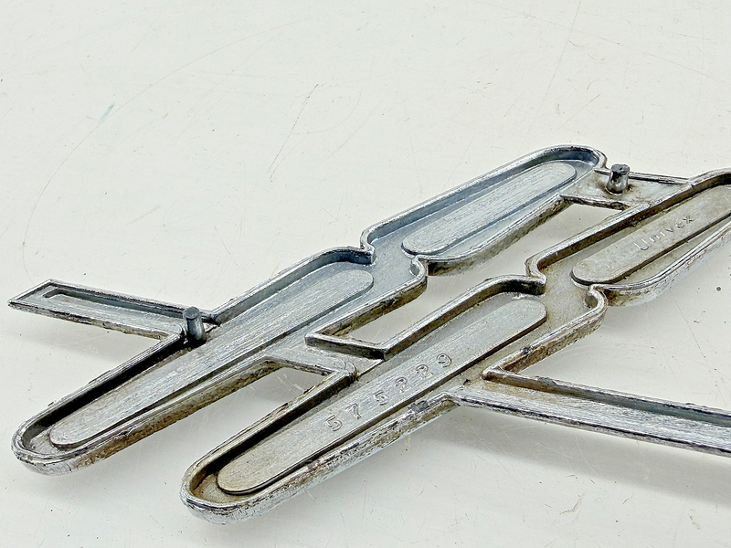 OEM 1959 OLDSMOBILE SUPER 88 EMBLEM SCRIPT BADGE 575229 E9-82