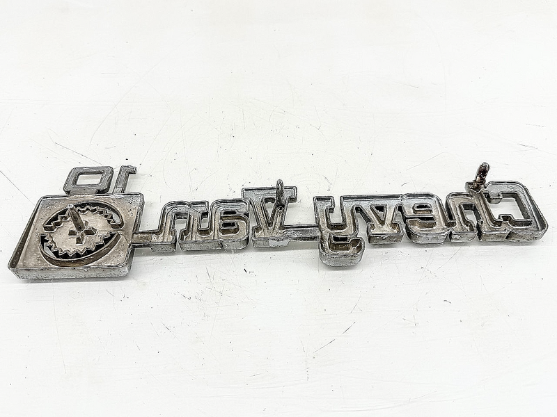OEM 1981 - 1982 CHEVY VAN 10 G10 FENDER EMBLEM 363579 E10-5