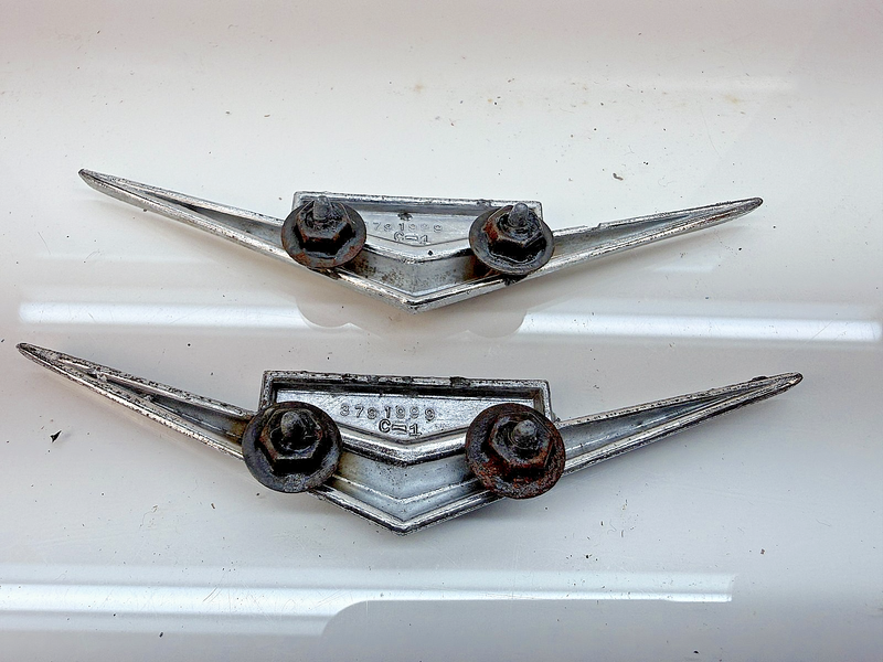OEM 1962 1963 Chevy IMPALA BELAIR BISCAYNE PAIR V/8 FENDER EMBLEMS 3791999 E8-63