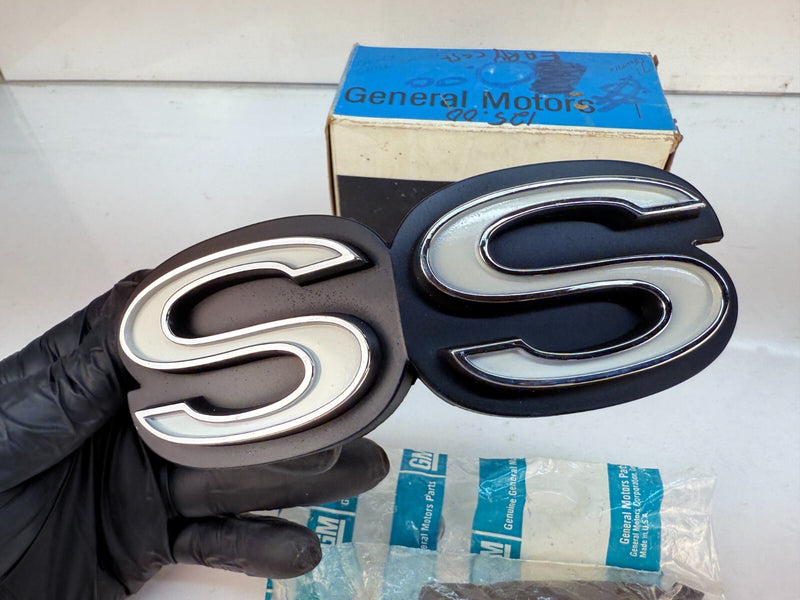 NOS EARLY CAST 1971 CHEVROLET CHEVELLE EL CAMINO SS GRILLE EMBLEM 3991036 B61-5