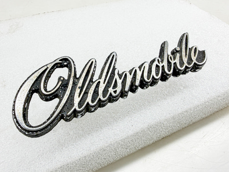 Vintage 1976 - 1977 OLDSMOBILE CUSTOM CRUISER TRUNK EMBLEM GM 552015 E10-103