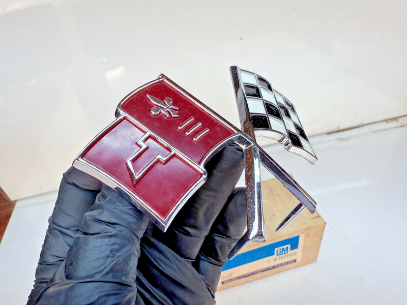 NOS 1965 1966 C2 Corvette Cross Flag Front End Panel Emblem GM 3872929 B81-28