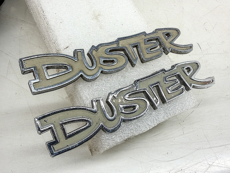 OEM 1972 - 1976 PLYMOUTH DUSTER FENDER EMBLEM PAIR MOPAR 3680304 E10-9