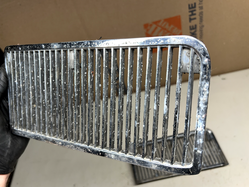 Original 1969 Chevrolet Chevelle Hood Inserts Grills 3915489 LH 3915490 RH B18-2