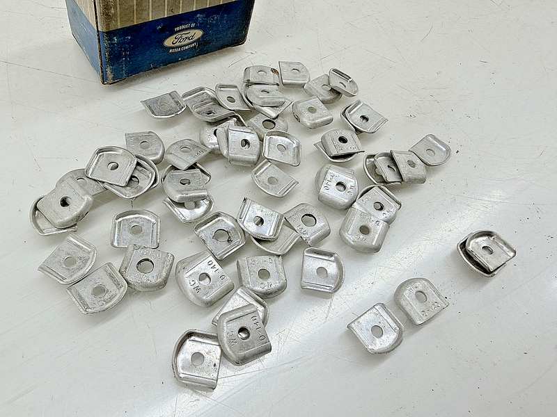 NOS FOMOCO WEDGE CLIP LOT ~ WC D-140 TRIM MOULDING FORD C77-60