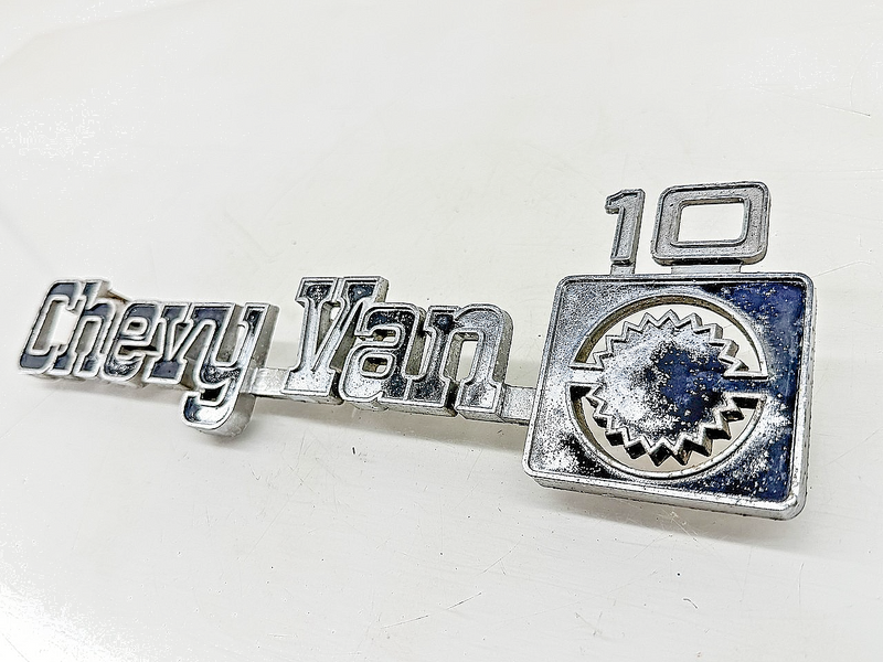 OEM 1981 - 1982 CHEVY VAN 10 G10 FENDER EMBLEM 363579 E10-5