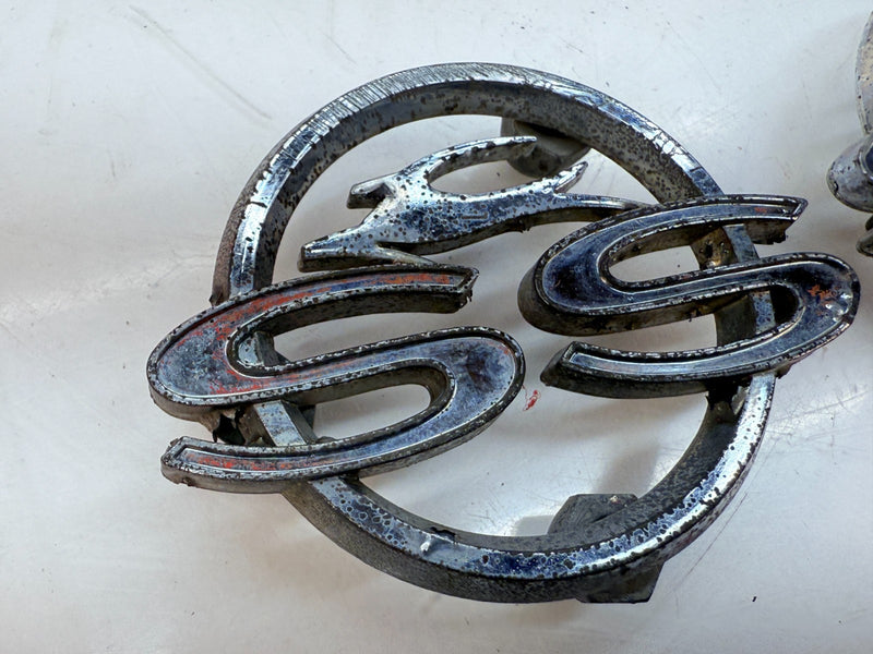 OEM 1962 CHEVY IMPALA SS PAIR EMBLEMS 3813889 GM QUARTER PANEL E5-11