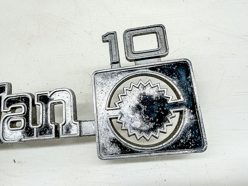 OEM 1981 - 1982 CHEVY VAN 10 G10 FENDER EMBLEM 363579 E10-5