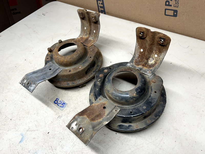 1960 GM Impala BelAir Biscayne Headlight Bucket Mounting Bracket El Camino B25-3