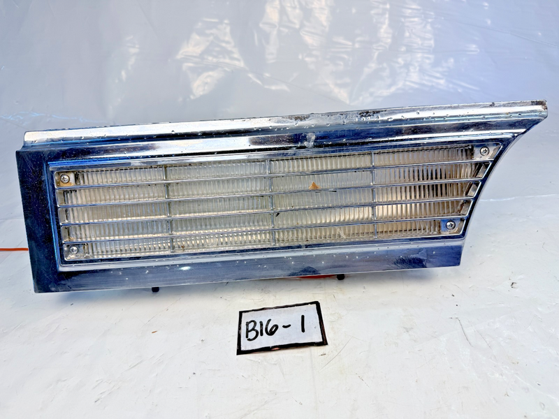1965 CADILLAC DEVILLE DRIVER SIDE FRONT PARKING LIGHT W/ GRILLE GM 5956355 B16-1