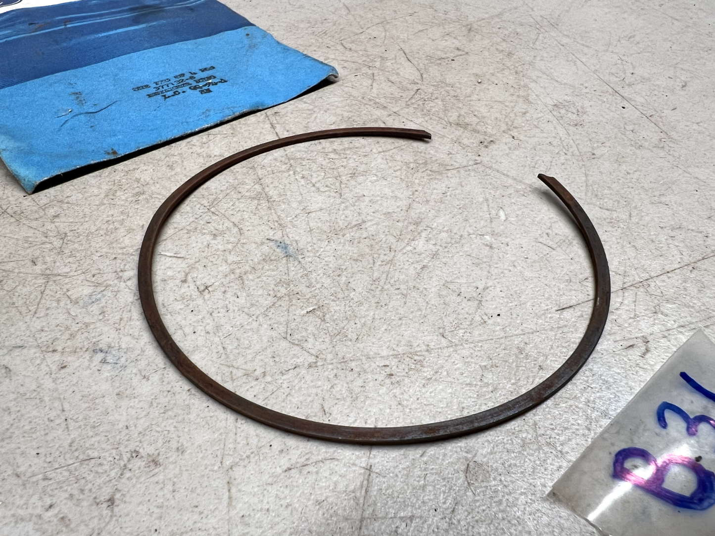 (1) NOS Genuine Ford Retainer 377132-S B31-132