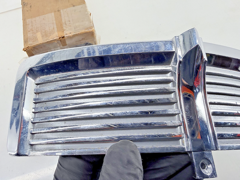 NOS GM 1962 OLDSMOBILE SUPER HOLIDAY 88 FRONT LH DOOR MOLDING CHROME 62 C51-22