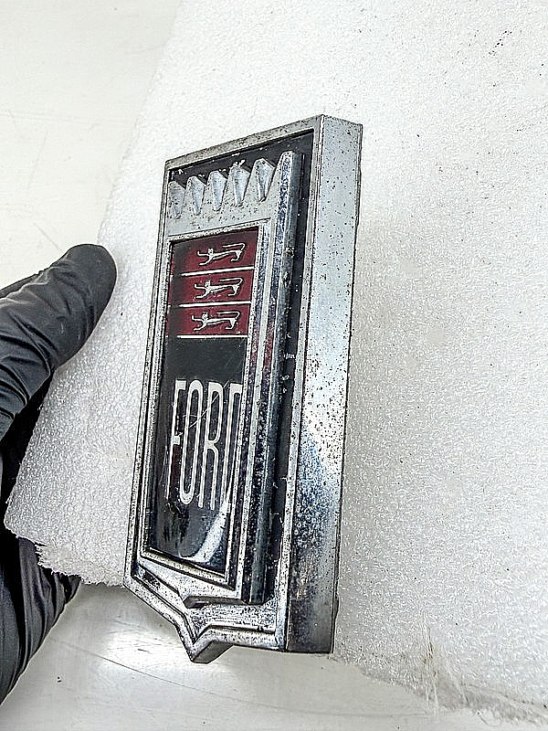OEM 1971 FORD CREST TRUNK HOOD EMBLEM 3 LIONS D1AB-8B369-BG E10-31