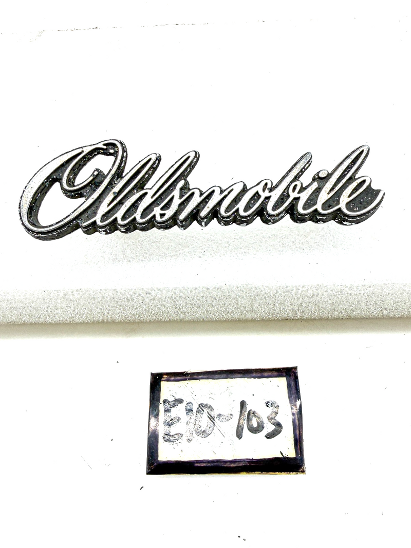 Vintage 1976 - 1977 OLDSMOBILE CUSTOM CRUISER TRUNK EMBLEM GM 552015 E10-103