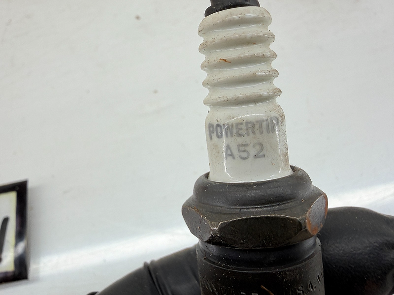 (9) VINTAGE NOS Autolite Ford Spark Plugs A52 B00-12405-A C66-44