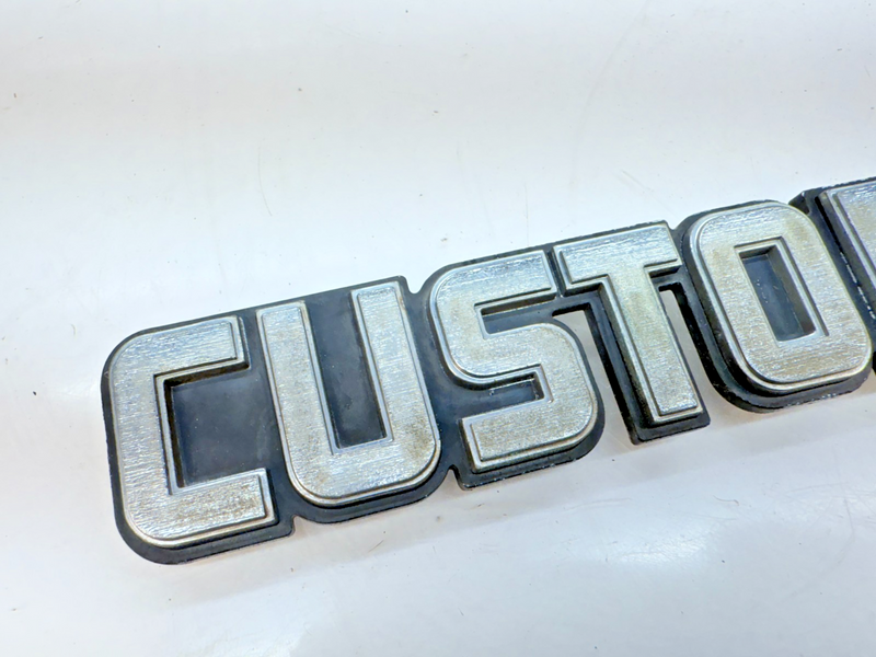 OEM CHEVROLET CUSTOM DELUXE 10 FENDER EMBLEM CHROME BLACK 14026442 E6-101