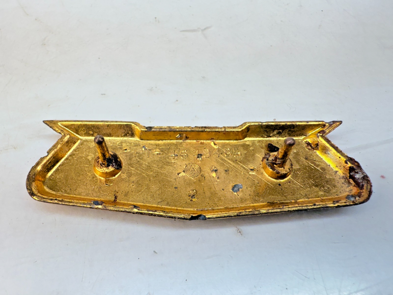 OEM 1955 1956 1957 CHEVROLET BELAIR GOLD CREST QUARTER PANEL EMBLEM E8-20