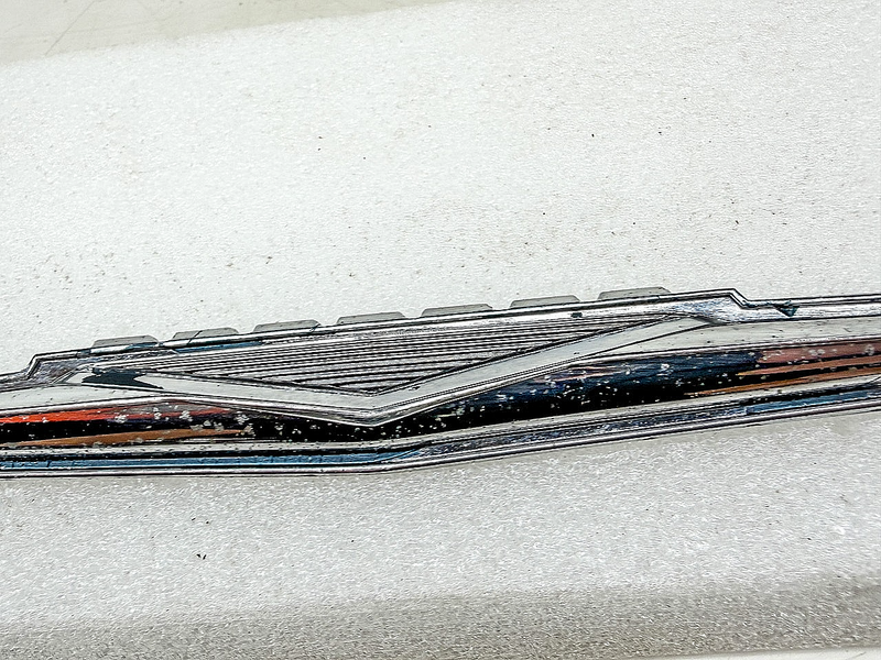 OEM 1960 - 1961 PONTIAC BONNEVILLE QUARTER PANEL EMBLEM 4816140 E10-26