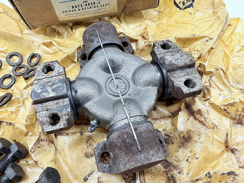 NOS OEM 1970-1976  Ford Truck LN 600 6000 U-Joint Fuller 610 Transmission B52-27