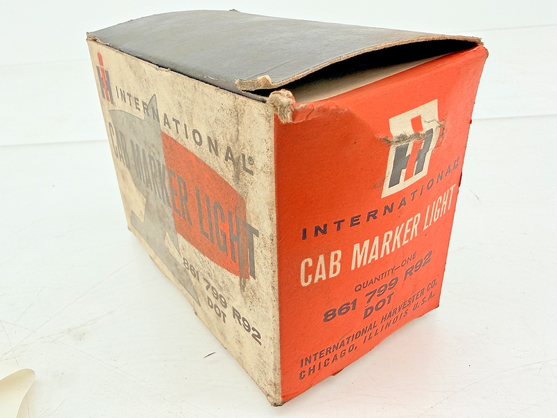 NOS 1969 - 1978 International Harvester Cab Marker Light 861 799-R92 C70-32