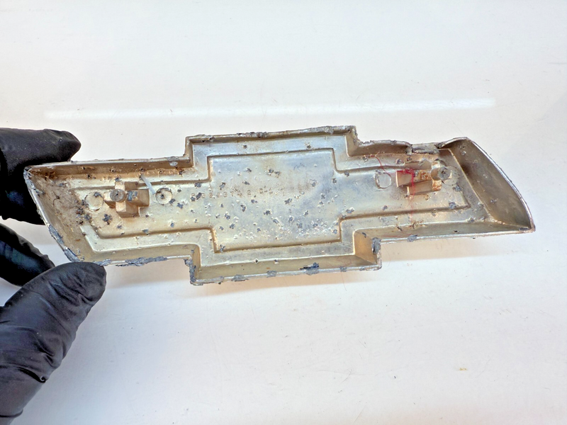 OEM 1967 1968 Chevy Truck Bowtie Grill Emblem 3893742 C10 K10 67 68 B32-225