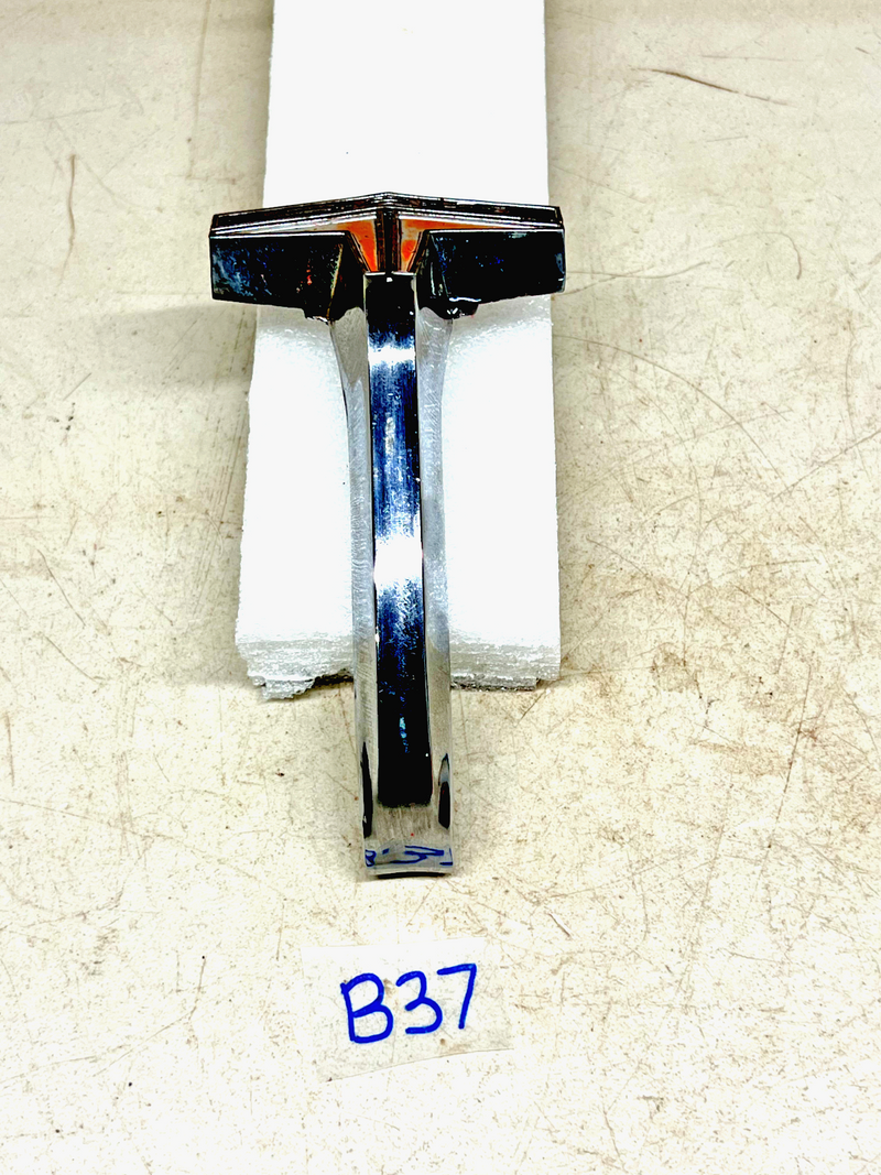 **RARE** OEM 1962 Oldsmobile Cutlass F85 F-85 Front Grill EMBLEM 62 B37-26