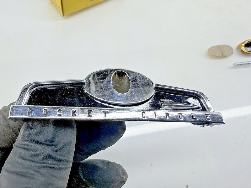 NOS OEM GM 1954 - 1957 Oldsmobile Rocket Circle Emblem 983421 C49-33