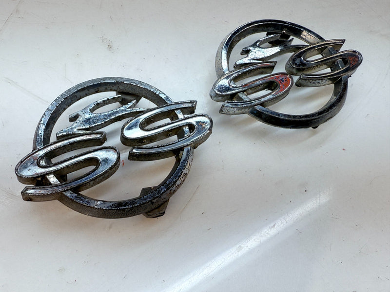 OEM 1962 CHEVY IMPALA SS PAIR EMBLEMS 3813889 GM QUARTER PANEL E5-11