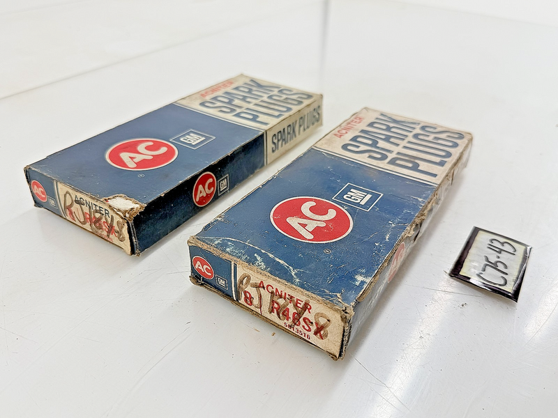 (1) NOS 1975 1976 Chevy GM HEI 350 400 AC R46SX Spark Plugs Box of 8 C75-43