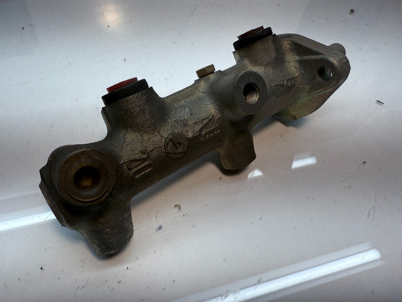 NOS Vw Scirocco Brake Master Cylinder Volkswagen 1987 8-valve Power Brake C13-22