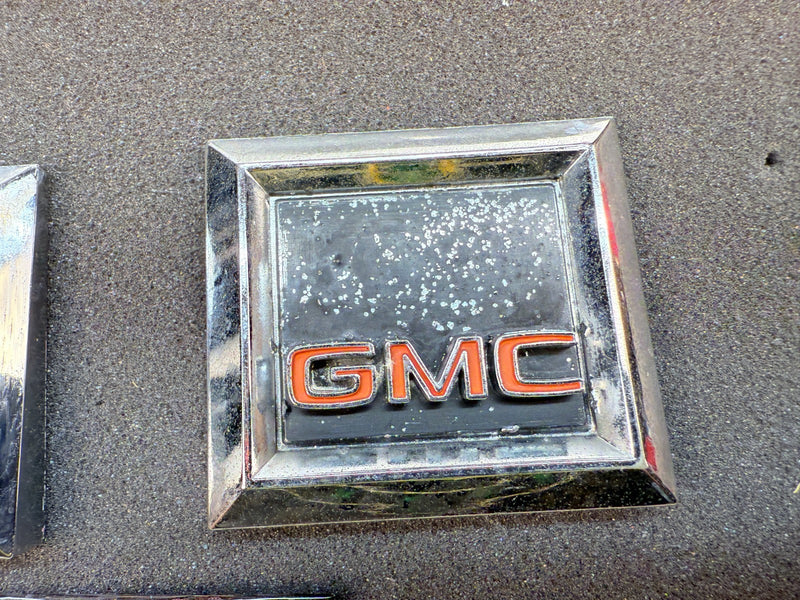 BRKN OEM 1973 - 1980 GMC Sierra Grande PAIR Fender Emblem C10 Pickup E7-95