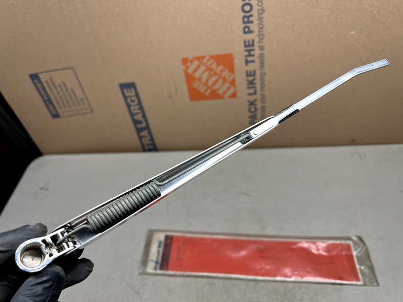 NOS FORD MOTORCRAFT  WIPER ARM 2015E  17526A  1404684 EWA82   B26-1