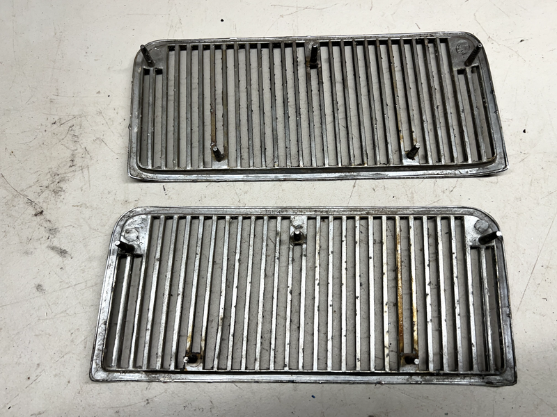 Original 1969 Chevrolet Chevelle Hood Inserts Grills 3915489 LH 3915490 RH B18-1