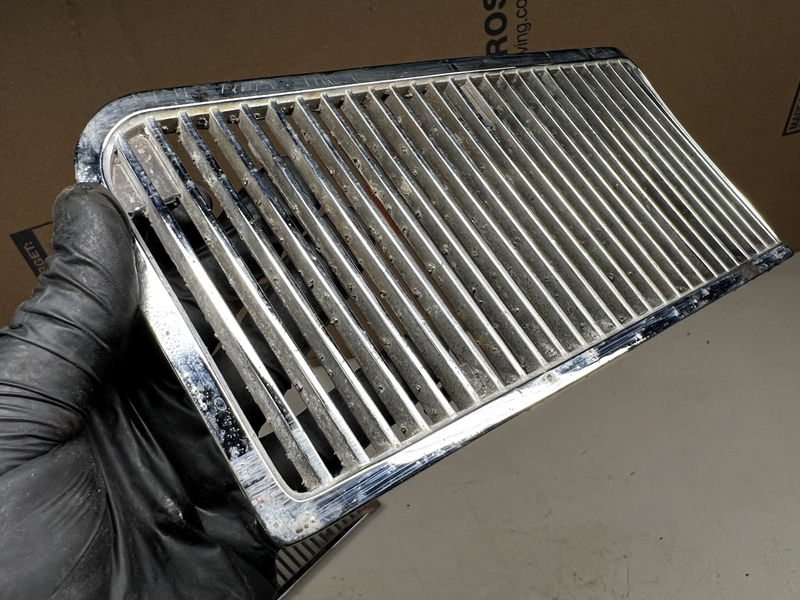 Original 1969 Chevrolet Chevelle Hood Inserts Grills 3915489 LH 3915490 RH B18-1