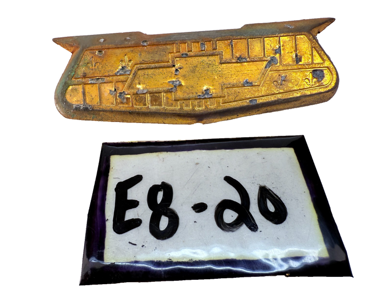 OEM 1955 1956 1957 CHEVROLET BELAIR GOLD CREST QUARTER PANEL EMBLEM E8-20
