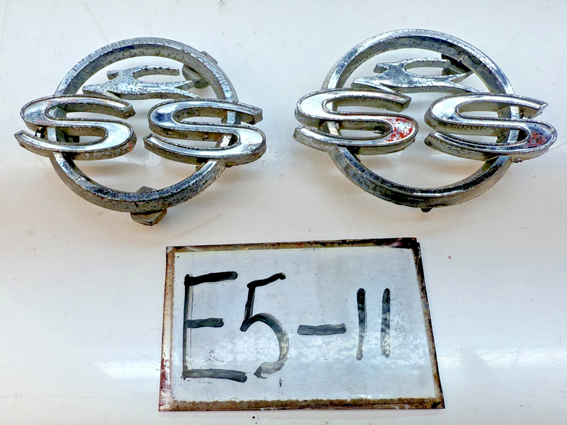 OEM 1962 CHEVY IMPALA SS PAIR EMBLEMS 3813889 GM QUARTER PANEL E5-11
