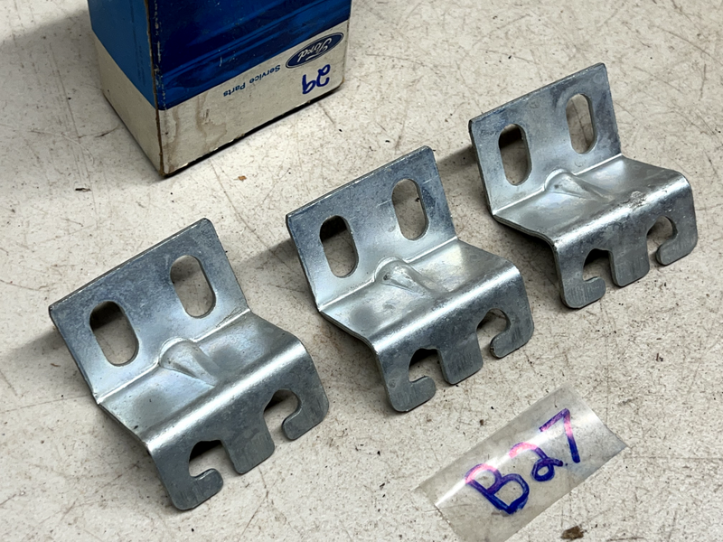 NOS 1975-77 Lincoln Continental QUARTER WHEEL OPENING COVER SKIRT BRACKET B27-29