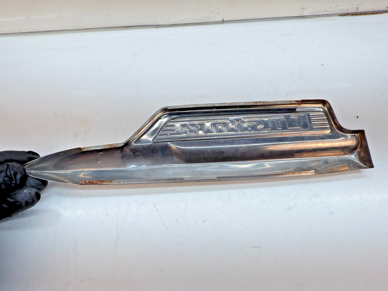OEM 1949 - 1951 Ford Custom RH Front Fender Chrome Trim Emblem E6-100