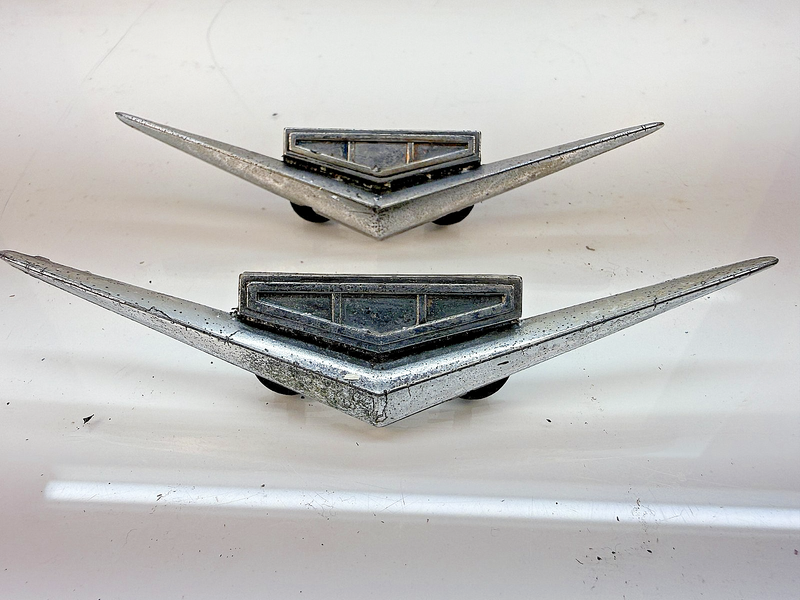 OEM 1962 1963 Chevy IMPALA BELAIR BISCAYNE PAIR V/8 FENDER EMBLEMS 3791999 E8-63