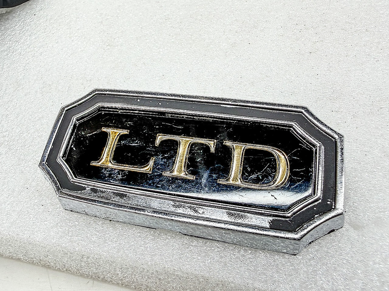 Vintage 1969 1970 FORD LTD GOLD LETTER BADGE ROOF SAIL PANEL EMBLEM E10-34