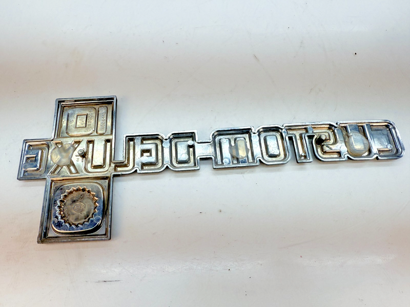 OEM CHEVROLET CUSTOM DELUXE 10 FENDER EMBLEM CHROME BLACK 14026442 E6-101