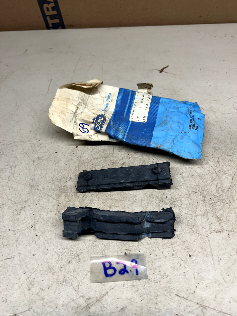 (2) NOS 1980 - 1988 FORD THUNDERBIRD RADIATOR INSULATOR UPPER E0SZ-8124-B B29-69