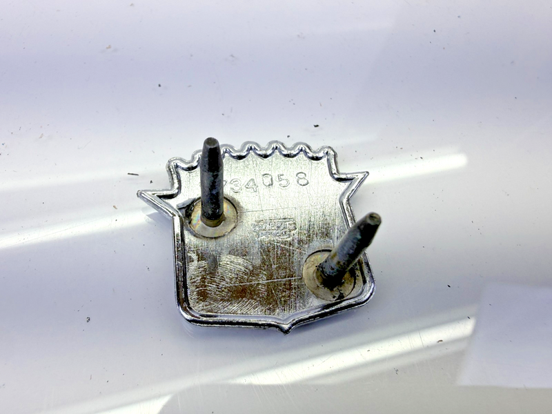 OEM 1976 - 1980 Cadillac Dash/ Grille Emblem 9734058 E8-89