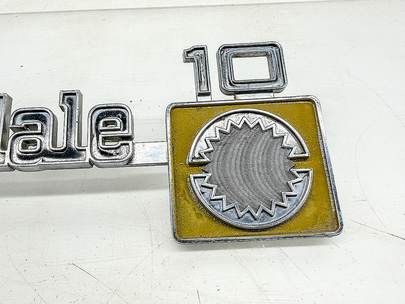 OEM 1973 - 1980 CHEVY TRUCK SCOTTSDALE 10 FENDER EMBLEM PAIR 349690 E10-3