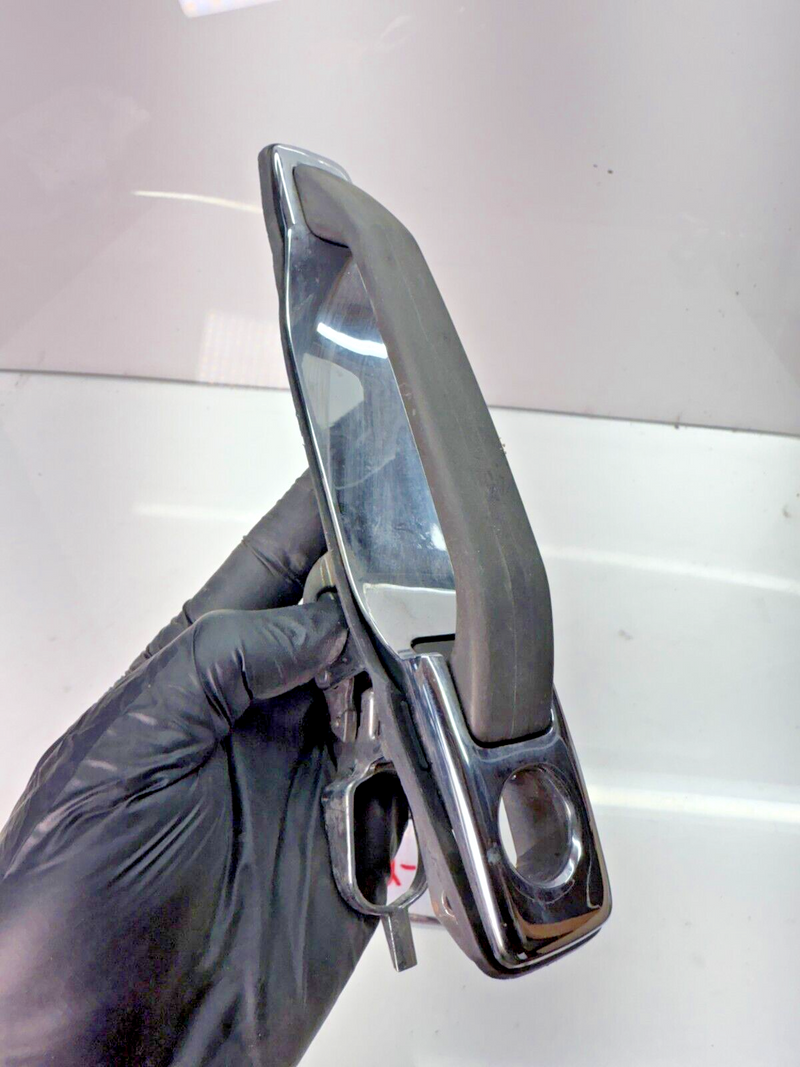 OEM 1986 - 1991 Mercedes-Benz W126 560SEL FRONT Door Handle 87 88 89 90 C22-57